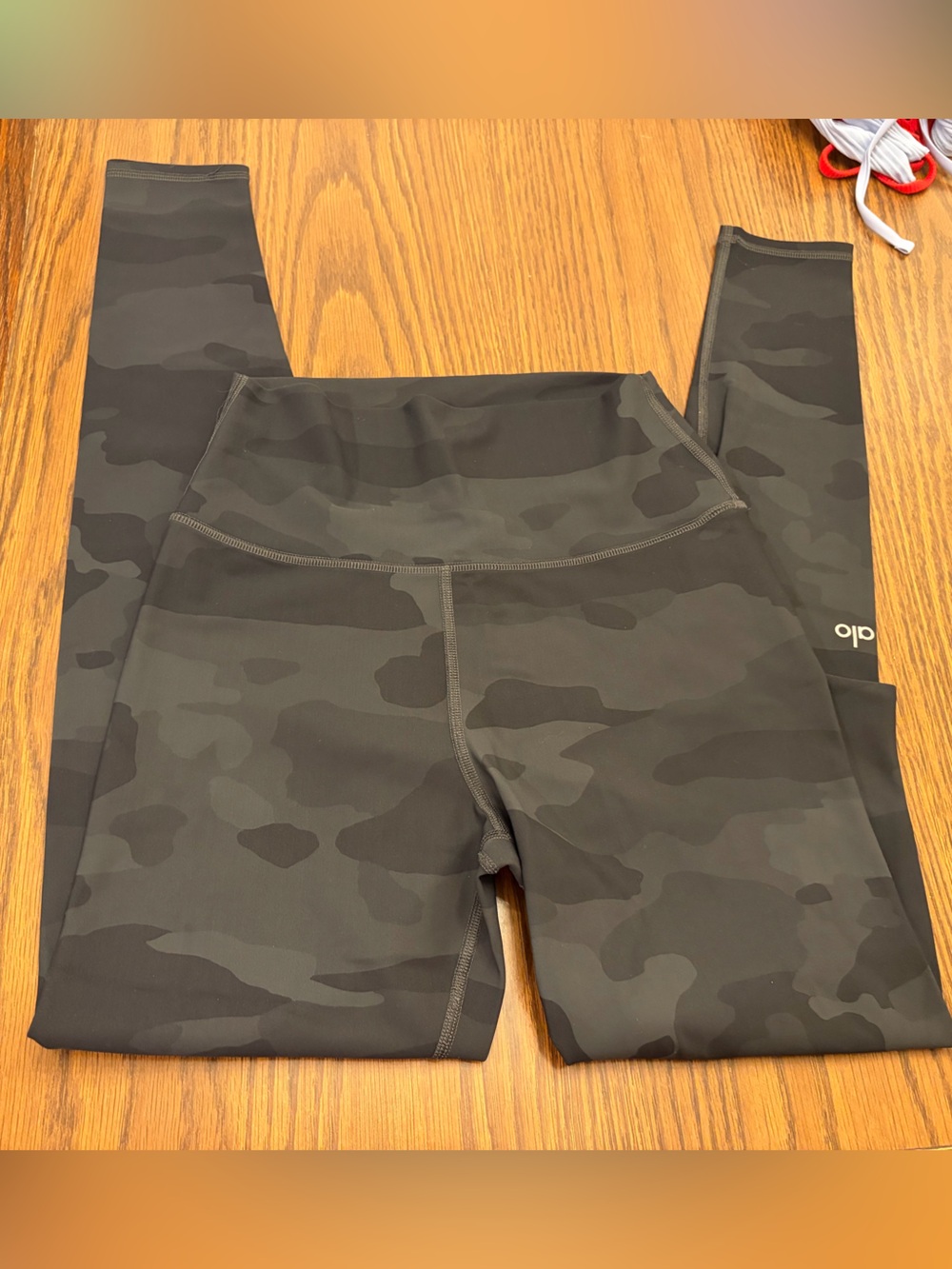 ALO Yoga Women's Camo High-Rise Leggings in Black/Gray